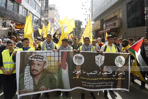 Palestinians mark the 18th anniversary of Yasser Arafat’s death with a rally at his grave