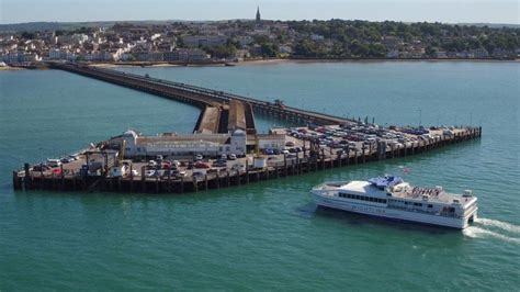 Covid: Wightlink resumes Portsmouth-Ryde FastCat route - BBC News