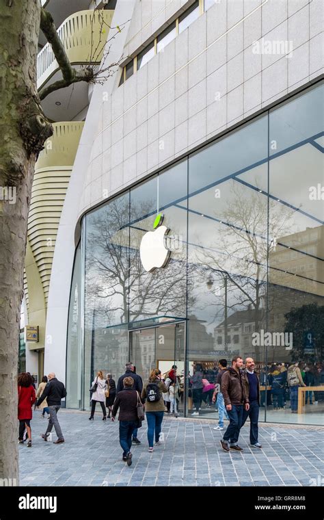 people outside apple store shop brussels belgium Stock Photo - Alamy