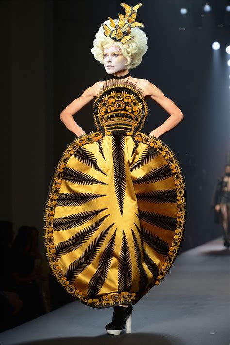 25 Couture Looks Destined for The Hunger Games' Effie Trinket | Effie trinket, Hunger games ...