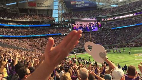 Minnesota Vikings SKÖL Chant at US Bank Stadium (MN Vikes SKOL Chant ...