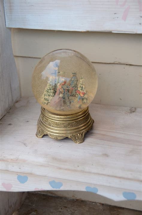 Vintage holiday snow globe christmas decor franklin mint snowy