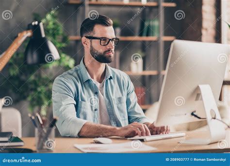 Photo Portrait of Man Working on Desktop Computer at Table Typing ...