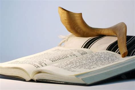 Traditional Yom Kippur Greetings in Hebrew and English | LoveToKnow