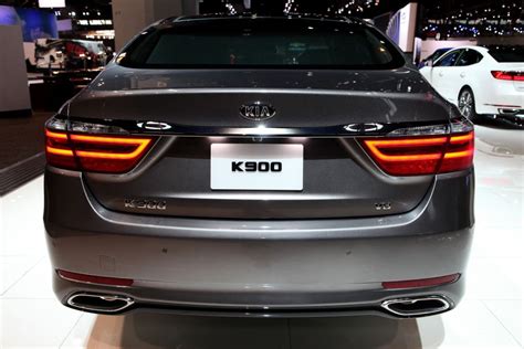 The Kia K900 Comes With a Ridiculous Amount of Standard Features