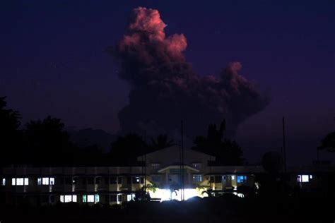 Kanlaon Volcano erupts in the Philippines pictures - Strange Sounds