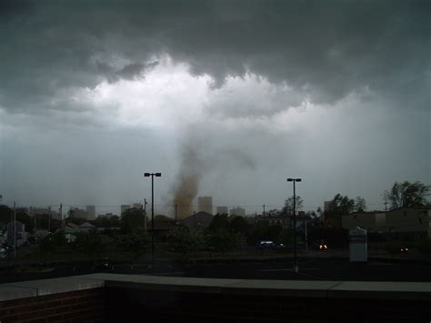 File:Tornadic gustnado.jpg - Wikimedia Commons