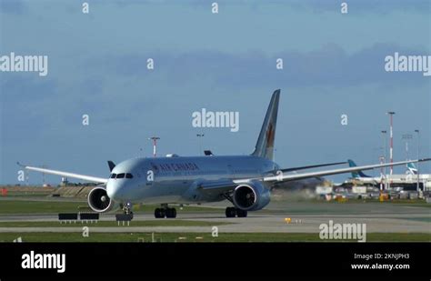 Boeing wide body aircraft Stock Videos & Footage - HD and 4K Video Clips - Alamy