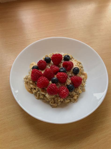 Breakfast Idea : porridge with fresh berries