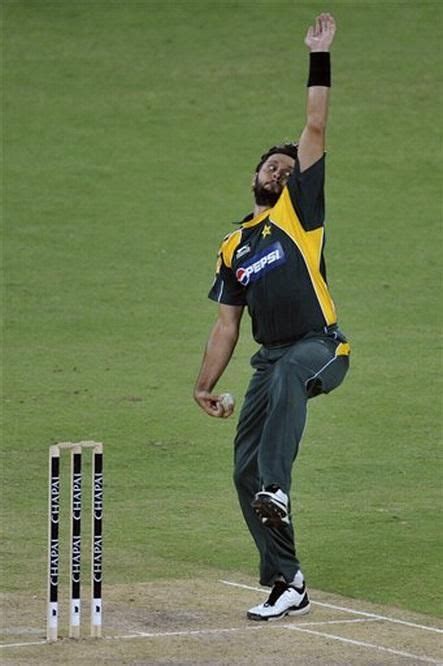 Shahid Afridi Bowling action | Shahid afridi, Bowling, Cricket