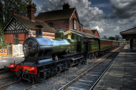 Bluebell Railway Steam Engine at Sheffield Park Station | HDR creme