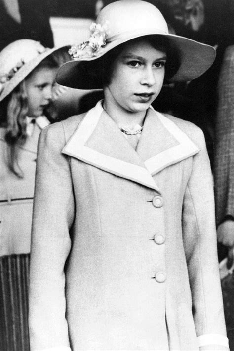 Queen Elizabeth II Fashion Pictures Over Time - Photos of Young Queen ...