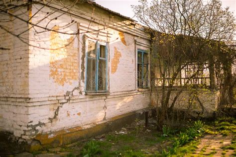 Old Abandoned House with Cracks Stock Image - Image of exterior ...