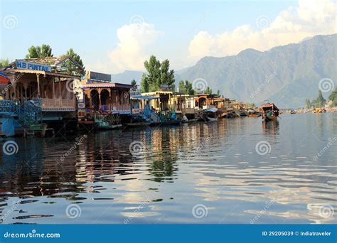 Houseboat in Dal Lake. editorial stock image. Image of home - 29205039