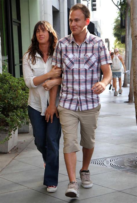 Alanis Morissette Photos Photos - Pregnant Alanis Morissette And ...