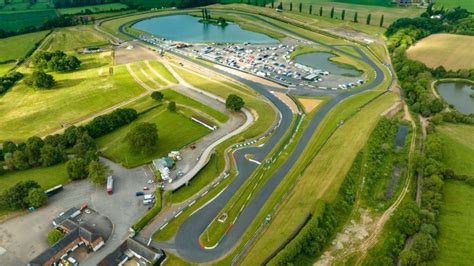 Racing driver dies in crash at Mallory Park vintage car event - BBC News