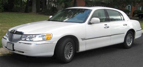 2002 Lincoln Town Car Cartier L - Sedan 4.6L V8 auto