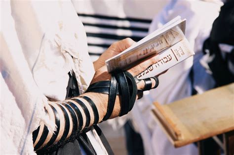 Jewish practice of praying with tefillin can improve heart health in men, too