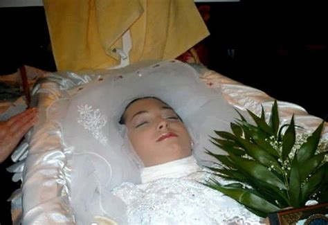 Beautiful Dead Woman In Casket - Beautiful Women