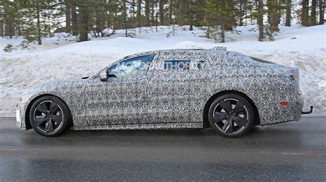 2021 Jaguar XJ spy shots