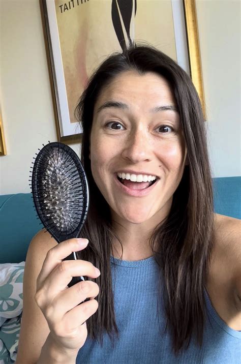 How To Clean A Hair Brush - How To Clean The Wet Brush - VSTYLE