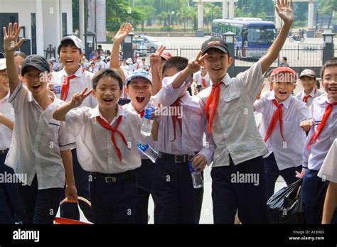 2007 Vietnamese School Children at the Vietnam Museum of Ethnology ...