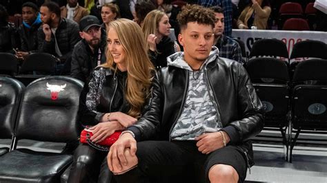 Patrick Mahomes, fiancee announce they're expecting first child ...