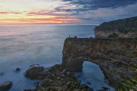 Indahnya Pesona Pantai Karang Bolong yang Mirip Gerbang Laut Selatan ...