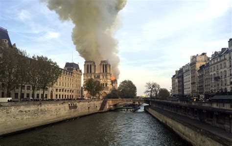 Live-Update zu Brand in Notre-Dame Kathedrale: Feuerwehr kämpft gegen die Flammen | WEB.DE