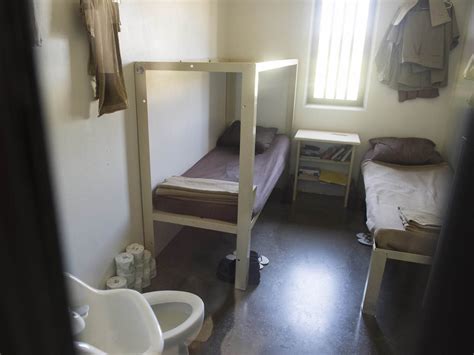 Prison cell photos show how prisoners live around the world - Business Insider