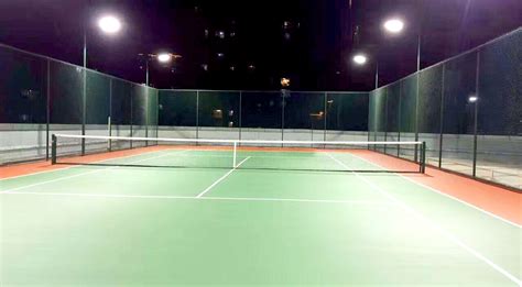 What kind of lamps should be used for indoor and outdoor tennis court lighting?