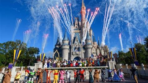 Mickey Mouse Marks Milestone With 90-Character Gathering at Magic Kingdom Park on ABC’s Good ...