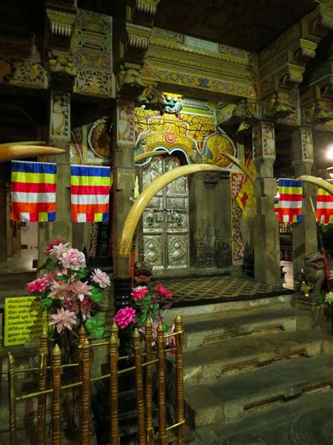 Abu Dhabi Adventures: Sri Lanka: Temple of the Tooth Relic