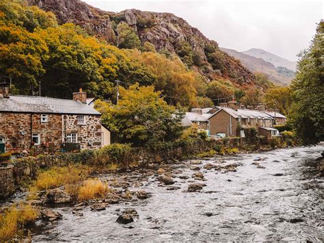 How To Visit Gelert's Grave In Beddgelert & The Tragic Legend Of Gelert ...