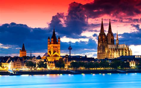 Gotische Kathedrale in Köln, Deutschland, Stadt Nacht, Fluss, Wolken ...