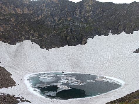 Skeleton Lake or Roopkund Lake: A mysterious lake of India