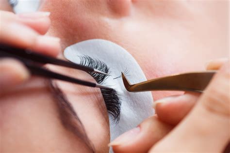 What's the Deal with Eyelash Extensions? | Avalon School of Cosmetology