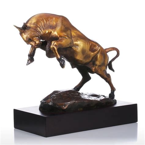 Bull Statue with Bronze Bull Statue and Golden Bull Statue | 藝術, ふくろう