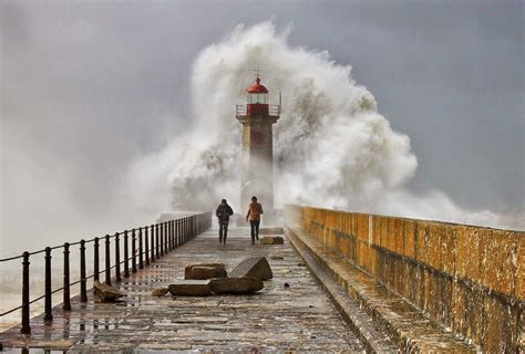 Cajón de Sastre Misterioso: OLAS ROMPIENDO SOBRE EL FARO DE OPORTO ...