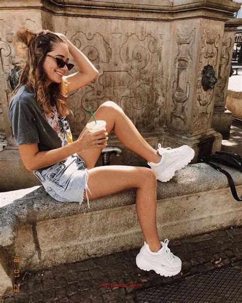 Pin by Maria Aparicio on Fashion & Style in 2020 | White sneakers outfit, Sneakers outfit summer ...