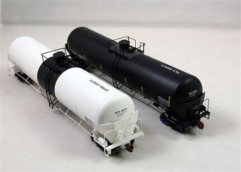 Rymal Station in HO Scale: Scale Trains Crude Oil Tank Car - Review ...