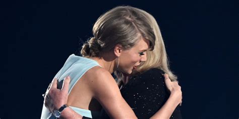 Taylor Swift's mum makes us want to cry with her emotional ACM speech