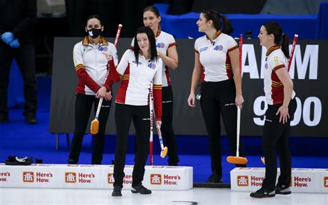 Team Canada skip Kerri Einarson gestures to a team member during a warm-up – RCI | English