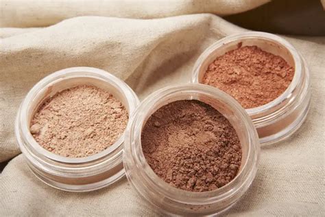 Mineral Makeup 101: How to Use It, Pros and Cons