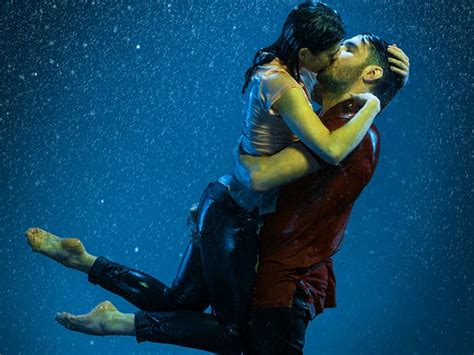 Kiss Day: Why Kissing In Rain Is Romantic? - Boldsky.com