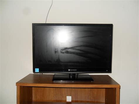 moving sale: 24" Flat Screen Element TV $100