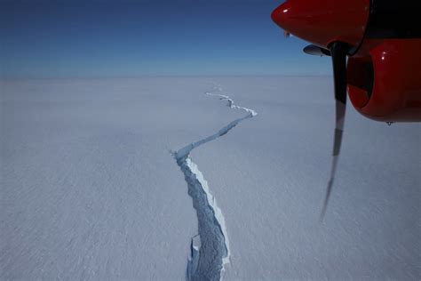 Giant crack frees a massive iceberg in Antarctica | Live Science