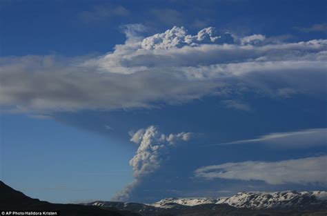 Grimsvotn volcano erupts in Iceland [GALLERY]