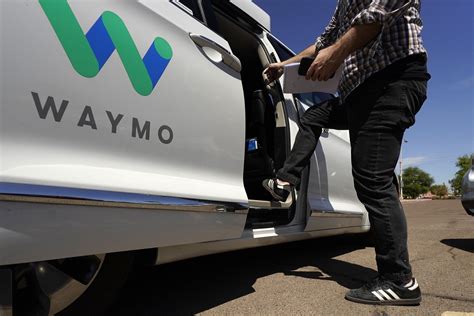 Self-driving car pioneer Waymo gets $2.5B to fuel ambitions