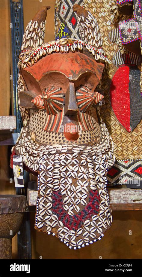 African mask on the traditional market Stock Photo - Alamy